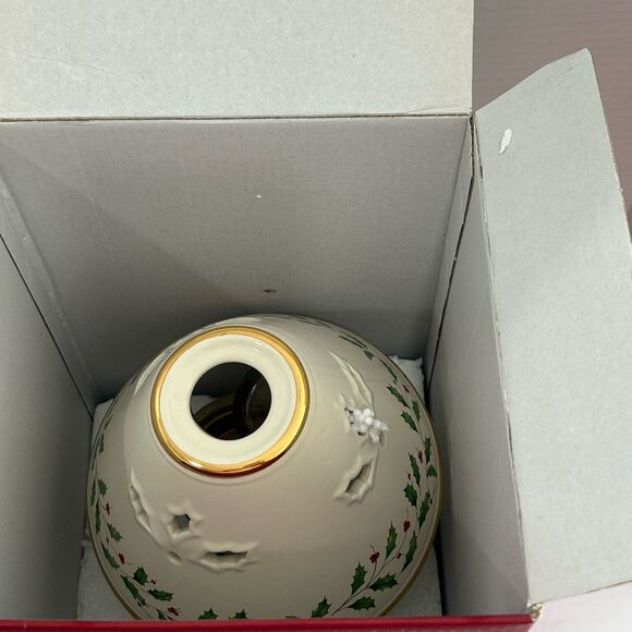 Lenox Holiday Candlestick Lamp. Preowned Excellent Condition. No Bulb. - Picture 6 of 10